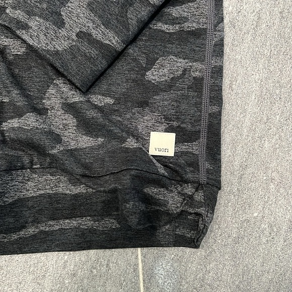 Vuori Clothing Black Camo Halo Essential Hoodie size Medium EUC - Picture 2 of 2